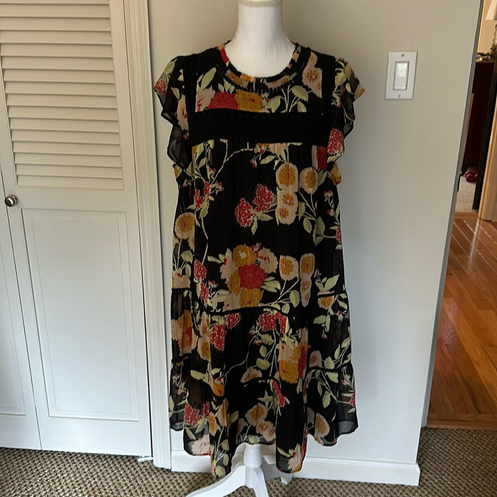Perfect, Silk like Shift dress that has everything!!!